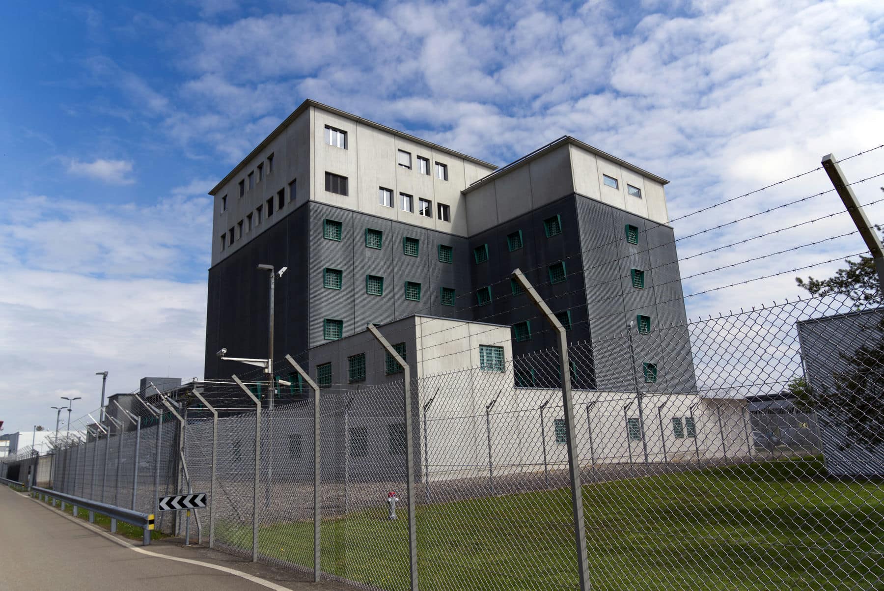 Avoid unwanted alarms and cover all aspects of fire protection in prisons with the ZETTLER fire detectors